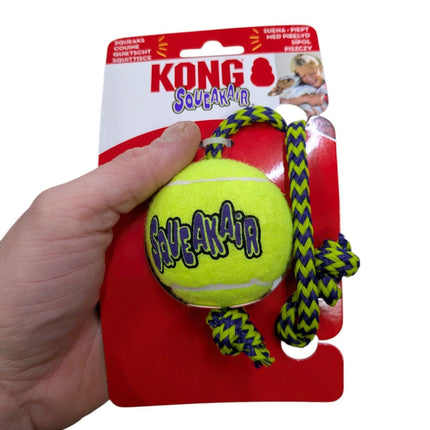 Kong Squeakair Ball mit Seil Gelb/Blau – Tennisball, Apportierball und Quietschspielzeug in einem